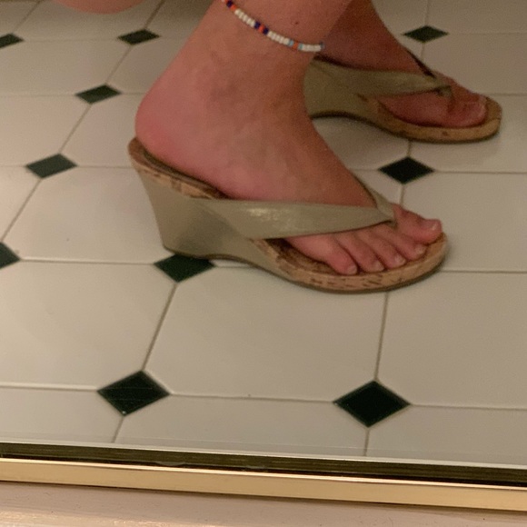 FREE W BUNDLE Adorable Wedge flip flop - Picture 1 of 3